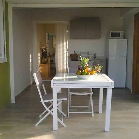Studio Avec Piscine, A 3 Minutes A Pied Des Plages Sainte-Anne  Ngoại thất bức ảnh